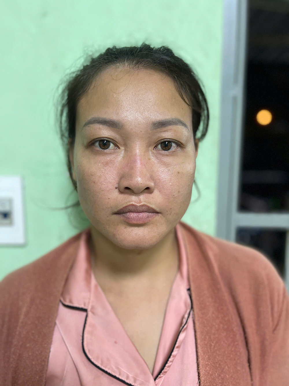 Bắt khẩn cấp người phụ nữ đánh nhân viên gác chắn tàu gãy xương mũi-2