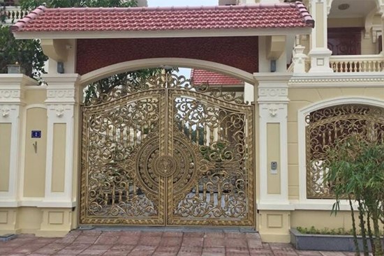 Xây nhà nên để cổng mở ra hay mở vào?