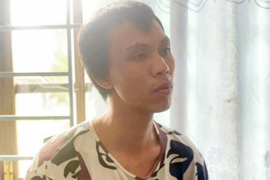 Nghịch tử dùng dao giết chết mẹ ruột rồi kéo thi thể ra bờ sông phi tang