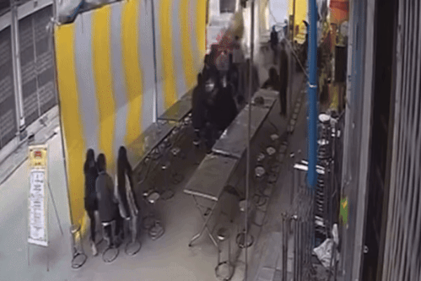 Người uống rượu đâm vào đám tang đã sai, dựng rạp giữa đường càng đáng trừng trị-2