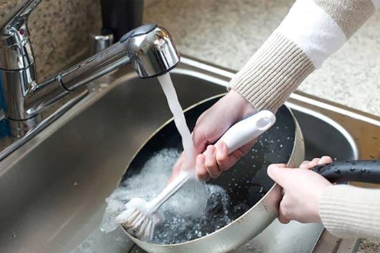 Vì sao không nên rửa chảo dầu mỡ bằng nước nóng