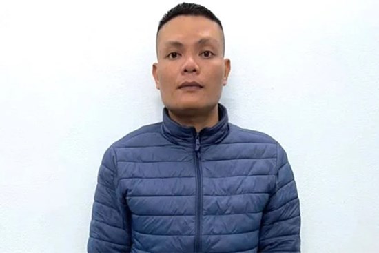 Mâu thuẫn tình cảm, người đàn ông bắt giữ bạn gái, cướp điện thoại