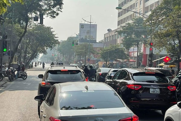 CSGT Hà Nội in hình ảnh tài xế vượt đèn đỏ, xử phạt tại chỗ-9