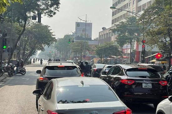 Phạt vượt đèn đỏ bằng cả tháng lương, tài xế mong sửa ngay đèn tín hiệu lỗi