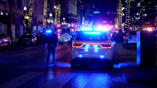 Mỹ: Tài xế lao xe, nổ súng vào đám đông đón năm mới, hàng chục người thương vong-3