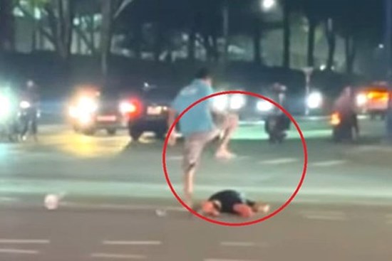 CLIP: Người đàn ông ở Bình Dương bị đánh nguy kịch sau va chạm giao thông