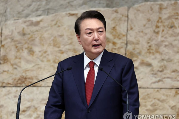 Các điều tra viên vào dinh tổng thống Hàn Quốc, bắt đầu bắt giữ ông Yoon-2