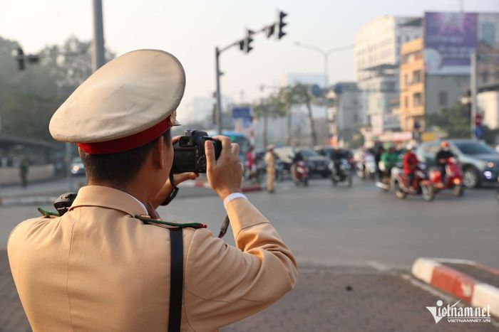 Ngày thứ 2 thực hiện Nghị định 168 tại Hà Nội: Hối tiếc vì vượt đèn đỏ-14