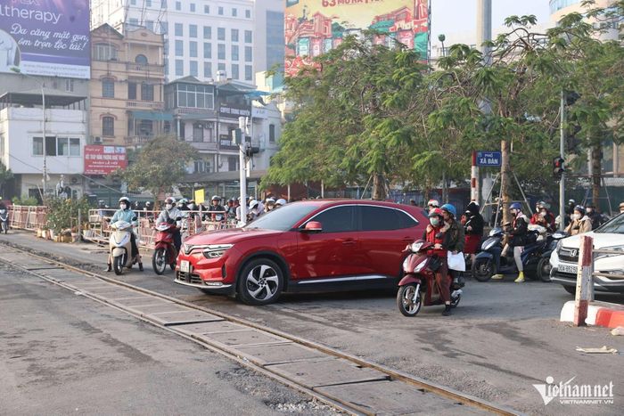 Ngày thứ 2 thực hiện Nghị định 168 tại Hà Nội: Hối tiếc vì vượt đèn đỏ-16