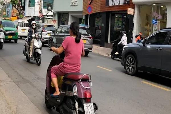 CSGT Hà Nội bác thông tin dừng xe mặc áo mưa bị phạt 14 triệu đồng-2