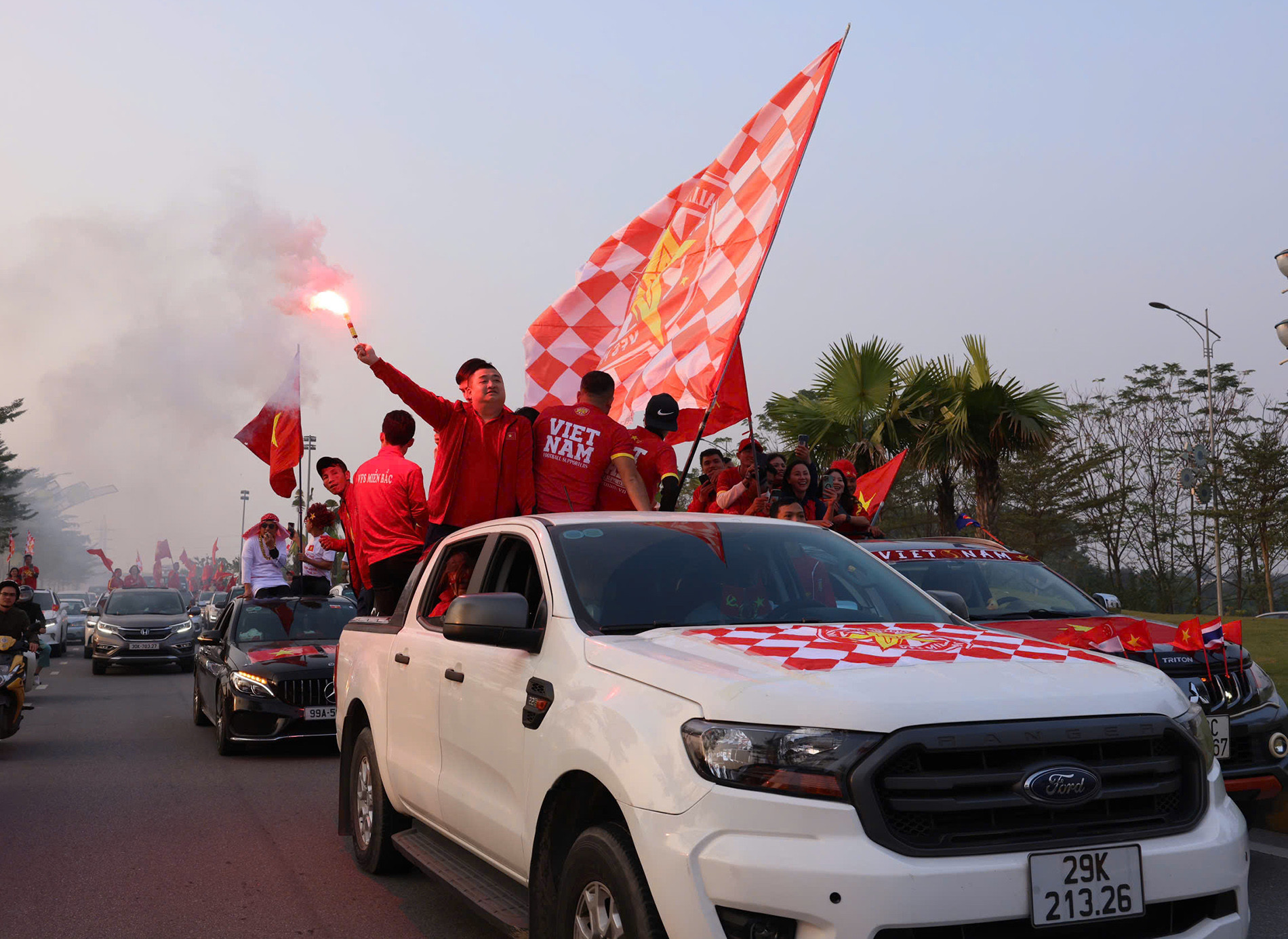 CĐV đại náo Việt Trì, tiếp lửa tuyển Việt Nam đấu Thái Lan-4