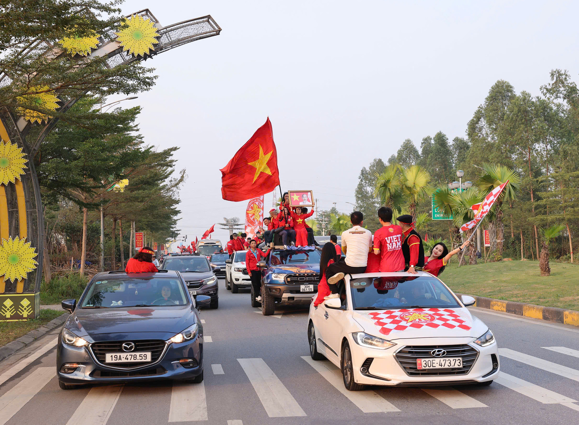 CĐV đại náo Việt Trì, tiếp lửa tuyển Việt Nam đấu Thái Lan-2