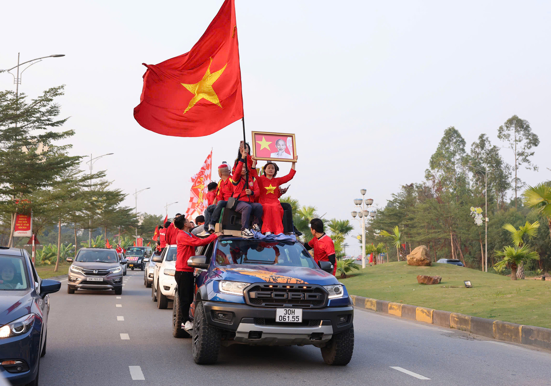 CĐV đại náo Việt Trì, tiếp lửa tuyển Việt Nam đấu Thái Lan-1