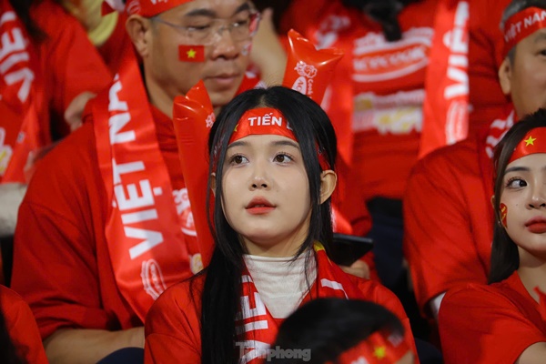 Cờ bay rợp trời, CĐV ‘nhuộm đỏ’ sân Việt Trì tiếp lửa đội tuyển Việt Nam-7