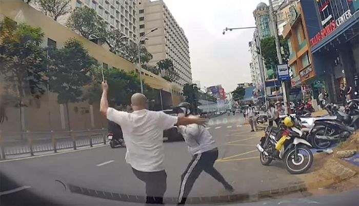 Triệu tập người đàn ông cầm hung khí đuổi đánh người ở TP.HCM-1