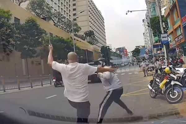 Nguyên nhân vụ người đàn ông cầm dao đuổi đánh nam shipper ở quận 1-2