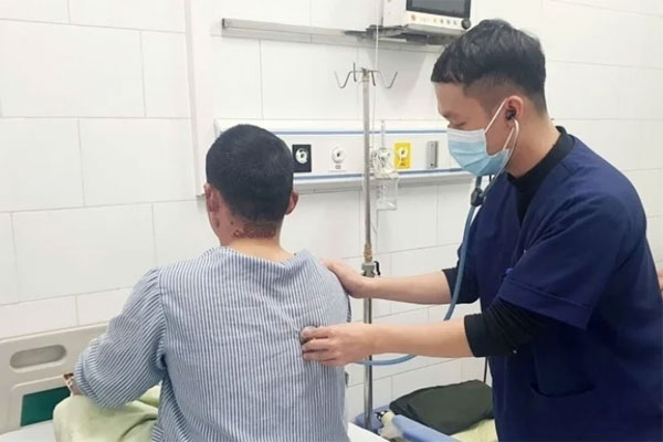 Tiệm spa cháy ngùn ngụt, 2 mẹ con phá cửa nhảy sang mái tôn nhà hàng xóm-5