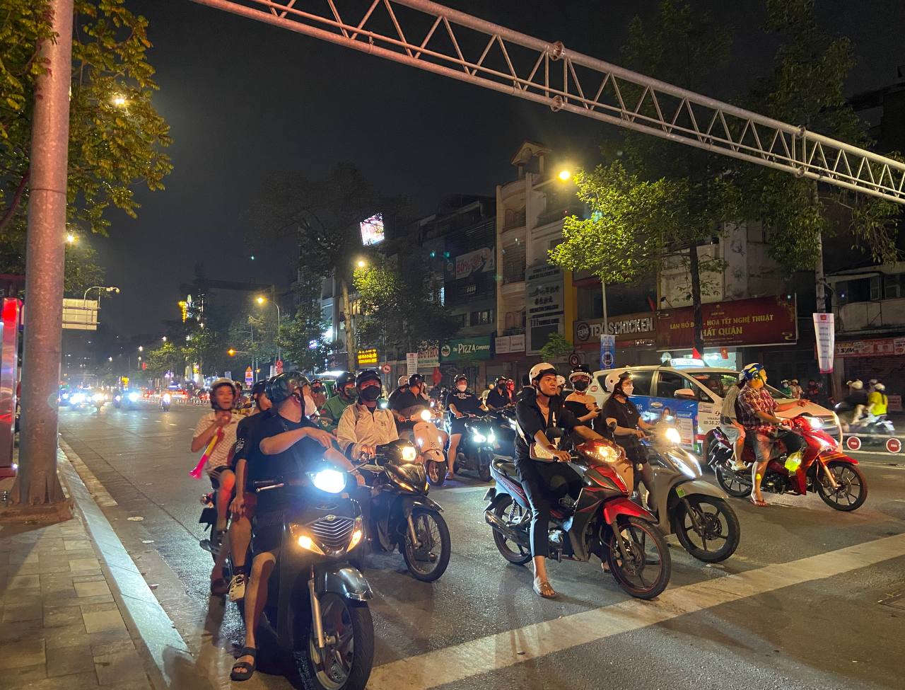 Clip đi bão vẫn không quên dừng đèn đỏ: Cổ động viên Việt Nam quá văn minh!-2