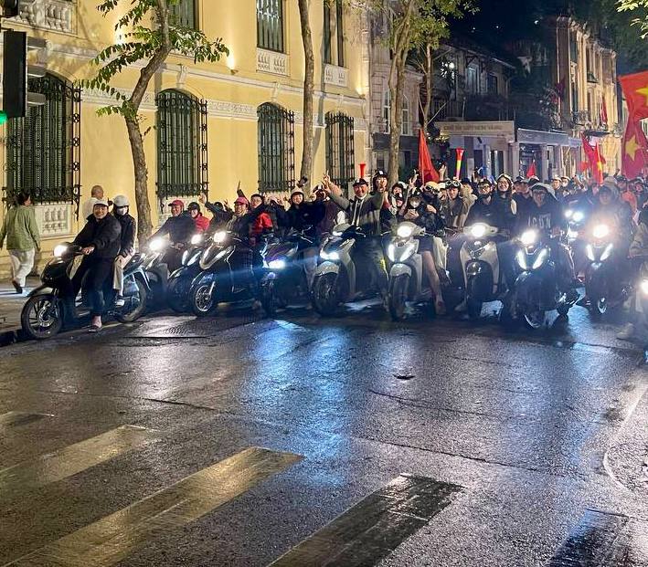 Clip đi bão vẫn không quên dừng đèn đỏ: Cổ động viên Việt Nam quá văn minh!-4