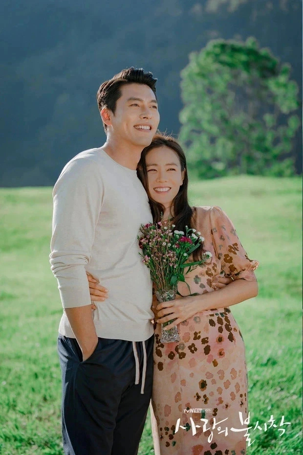 Cú trượt tay làm bại lộ” buổi đi chơi của Son Ye Jin - Hyun Bin và quý tử 2 tuổi dịp năm mới-7