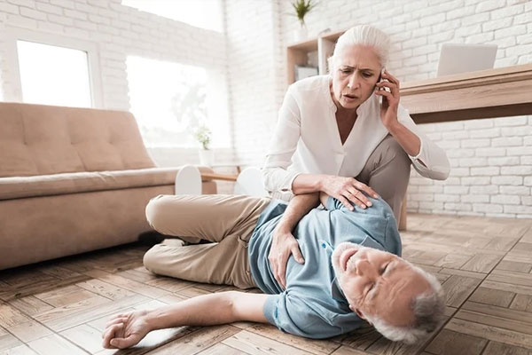 Làm việc căng thẳng cuối năm, cô gái trẻ suýt đột quỵ-1