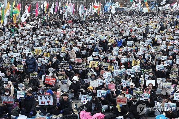 Biểu tình rầm rộ khắp Hàn Quốc về số phận Tổng thống Yoon Suk-yeol-6