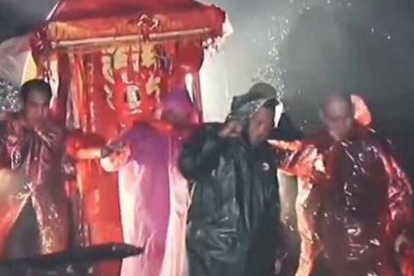 Cô dâu đi vệ sinh rồi ôm tiền và trang sức bỏ trốn giữa đám cưới-2