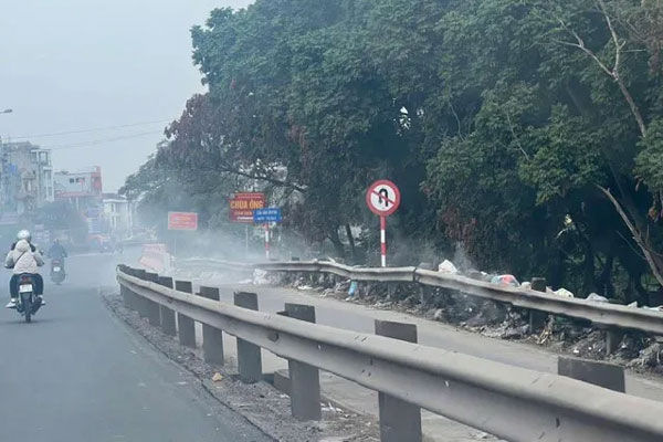 Hà Nội mờ mịt sương từ sáng đến trưa, ô nhiễm không khí thứ 2 thế giới-16