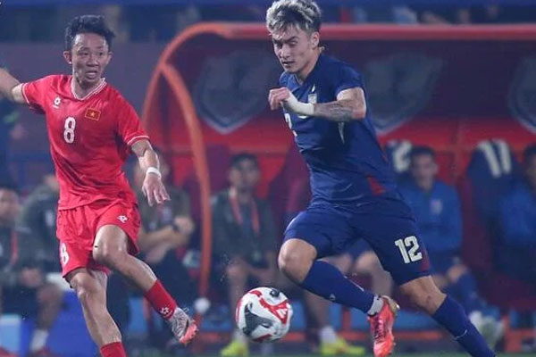 Nghìn CĐV đội nắng chờ xem chung kết tuyển Việt Nam đấu Thái Lan-15