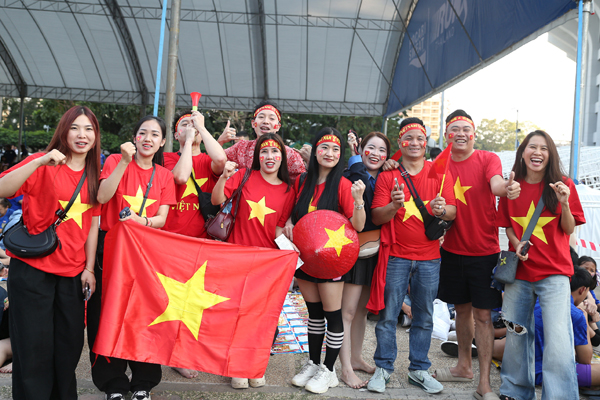 CĐV Việt Nam nhuộm đỏ sân Rajamangala tiếp lửa đội nhà đấu Thái Lan-15