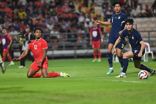 Nguyễn Xuân Son gãy ống chân, rời sân đi cấp cứu trong nước mắt-1