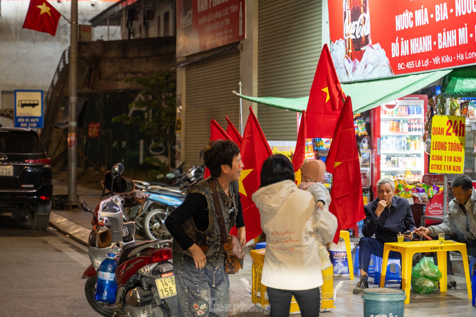 Du khách nước ngoài bất ngờ với độ máu lửa của CĐV Hạ Long, Đà Lạt-3