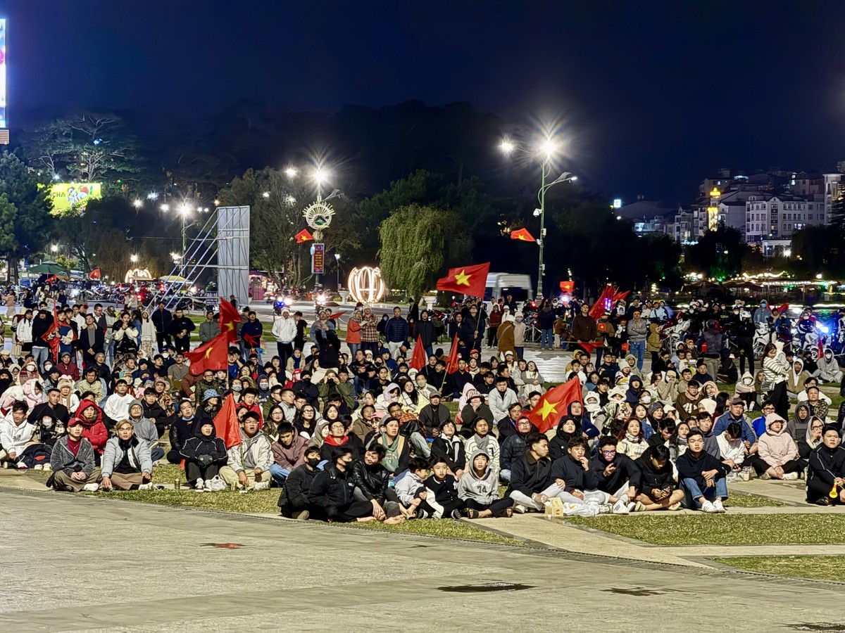 Du khách nước ngoài bất ngờ với độ máu lửa của CĐV Hạ Long, Đà Lạt-24