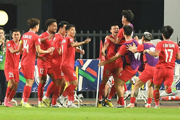 Video Hai Long ấn định tỷ số 3-2 cho tuyển Việt Nam-1