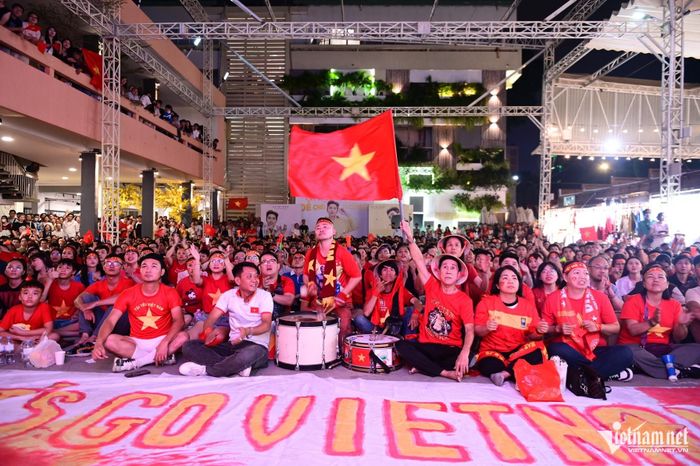 Người hâm mộ xuống đường ăn mừng đội tuyển Việt Nam vô địch ASEAN Cup 2024!-17