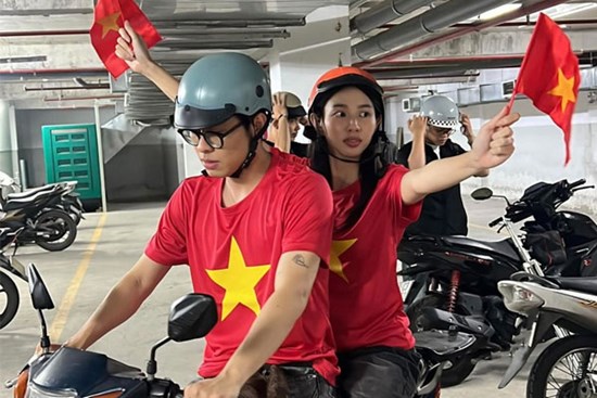 Trấn Thành, Thùy Tiên đi bão mừng chiến thắng ngoạn mục của tuyển Việt Nam