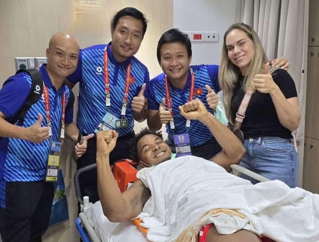 Xuân Son giành cú đúp giải thưởng ASEAN Cup 2024, cùng bác sĩ ăn mừng trong bệnh viện-1