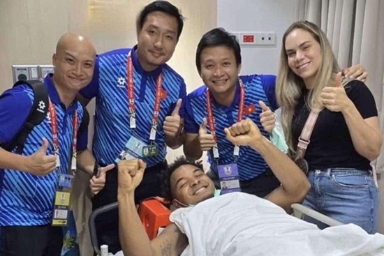 Xuân Son giành cú đúp giải thưởng ASEAN Cup 2024, cùng bác sĩ ăn mừng trong bệnh viện