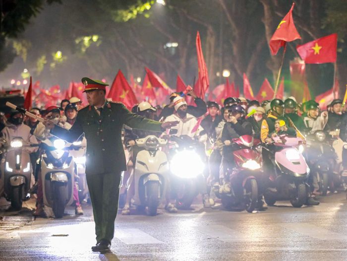 Cảnh sát xuyên đêm bảo đảm an ninh trật tự sau chiến thắng của đội tuyển Việt Nam-9