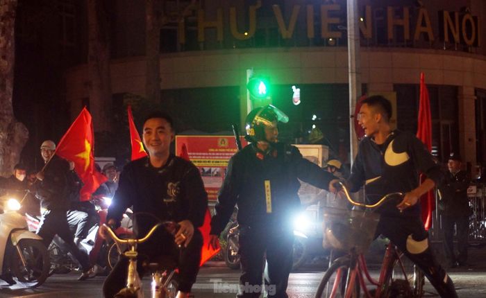 Cảnh sát xuyên đêm bảo đảm an ninh trật tự sau chiến thắng của đội tuyển Việt Nam-7