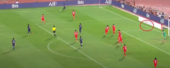 Cầu thủ Thái Lan chơi xấu lộ liễu, thẳng tay ném giày của hậu vệ Việt Nam ra khỏi sân-3