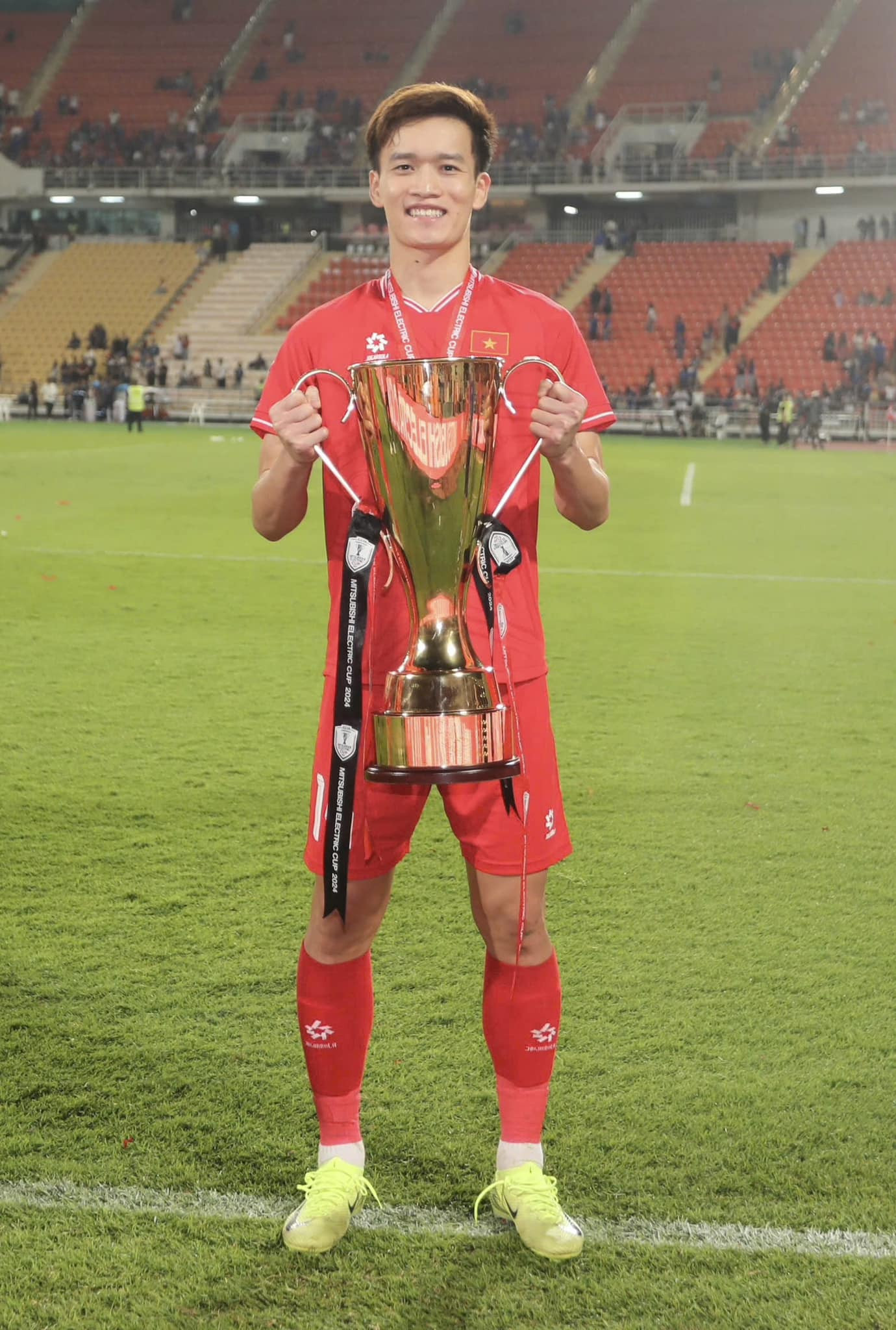 Tuyển thủ Việt Nam tranh nhau ôm cúp vô địch đi ngủ-7
