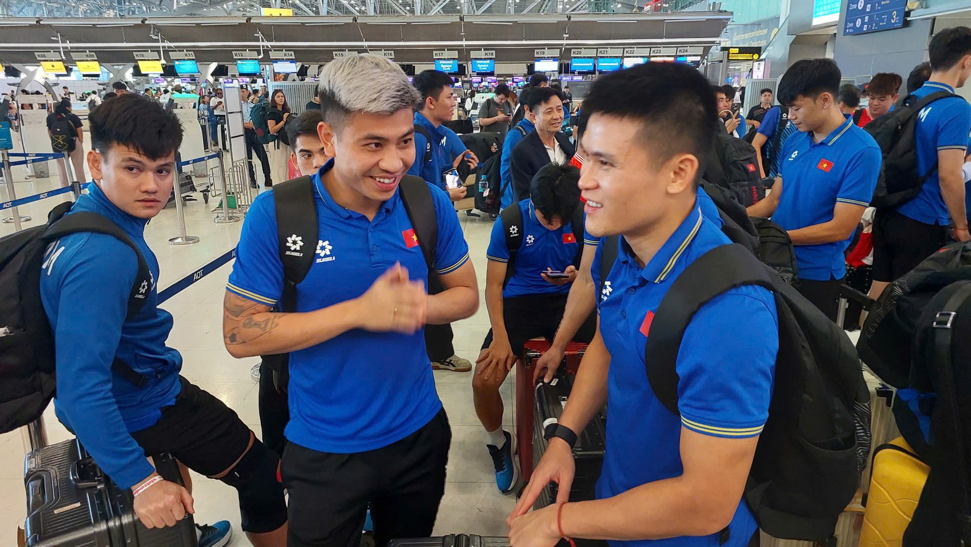 Những nhà vô địch ASEAN Cup 2024 bắt đầu hành trình trở về, sẵn sàng cho màn diễu hành xe bus-3