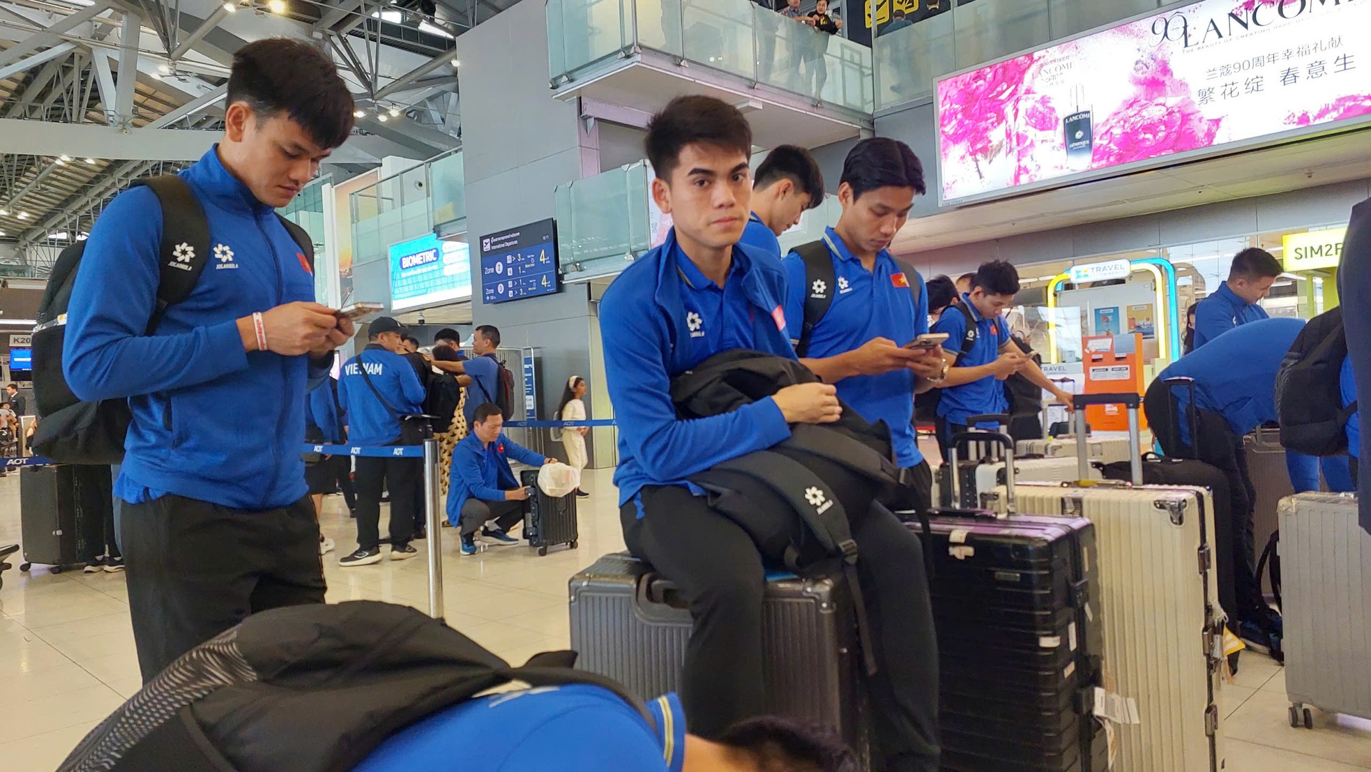 Những nhà vô địch ASEAN Cup 2024 bắt đầu hành trình trở về, sẵn sàng cho màn diễu hành xe bus-5