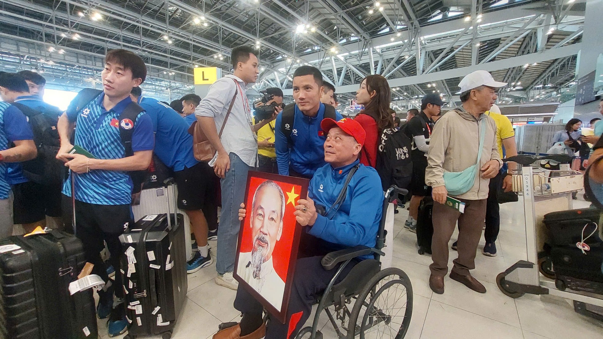 Những nhà vô địch ASEAN Cup 2024 bắt đầu hành trình trở về, sẵn sàng cho màn diễu hành xe bus-9