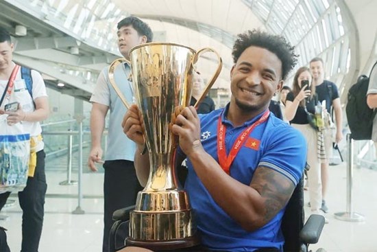 Khoảnh khắc đầy xúc động khi Xuân Son nâng cao chiếc Cúp vô địch ASEAN Cup 2024
