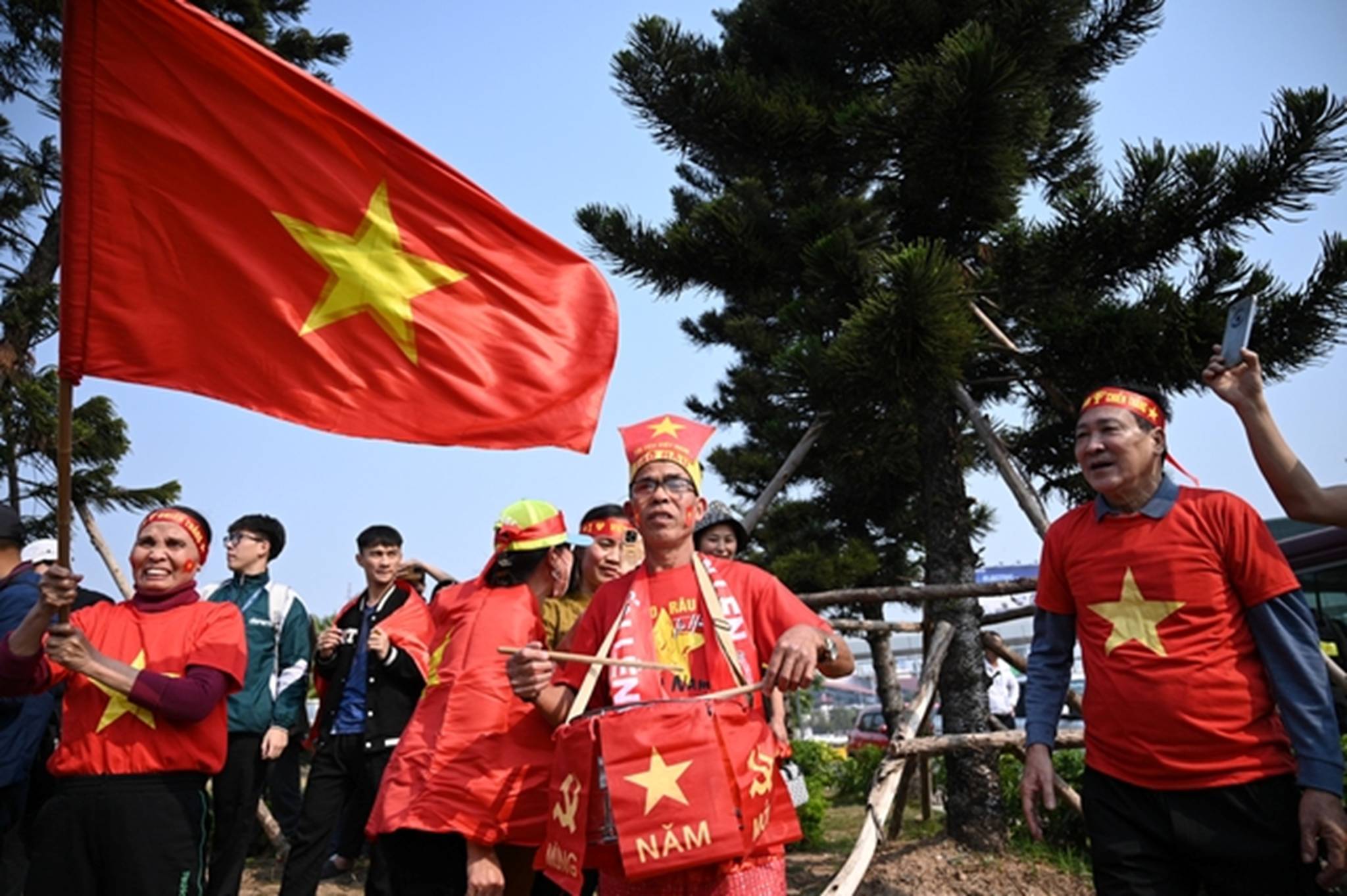 Những người hùng của Đội tuyển Việt Nam về đến Sân bay Nội Bài, người hâm mộ xếp hàng 2 bên đường đón chào-8