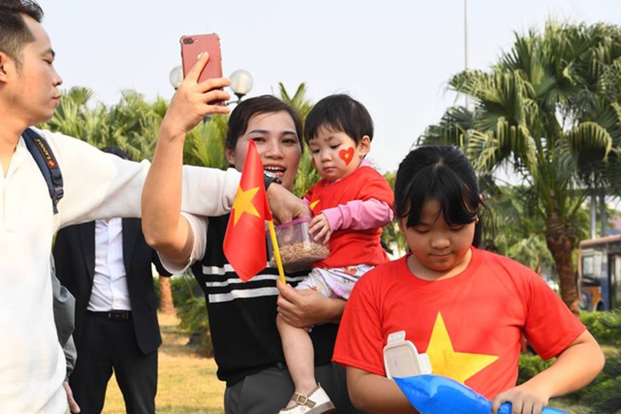 Những người hùng của Đội tuyển Việt Nam về đến Sân bay Nội Bài, người hâm mộ xếp hàng 2 bên đường đón chào-13