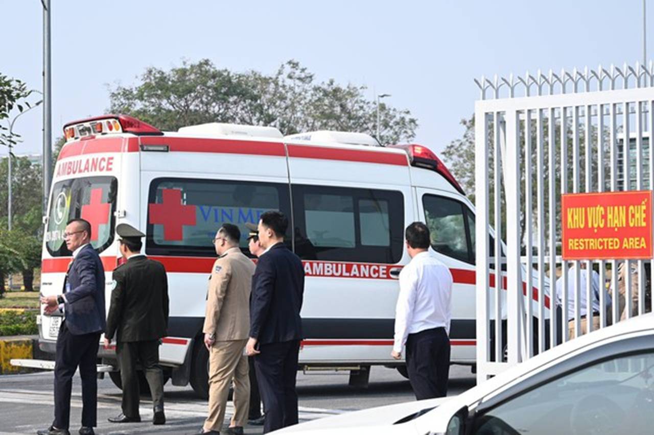 Những người hùng của Đội tuyển Việt Nam về đến Sân bay Nội Bài, người hâm mộ xếp hàng 2 bên đường đón chào-16