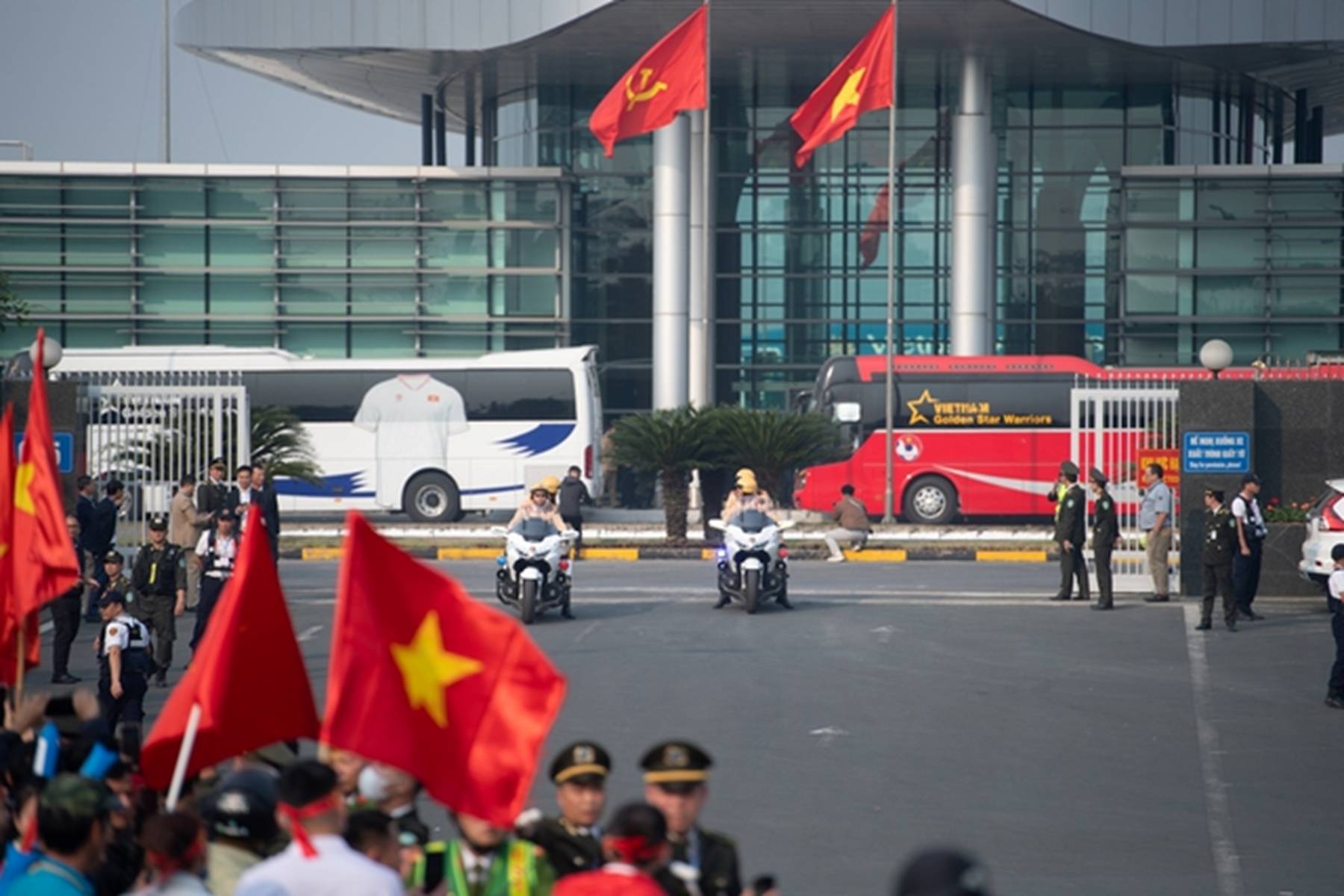 Những người hùng của Đội tuyển Việt Nam về đến Sân bay Nội Bài, người hâm mộ xếp hàng 2 bên đường đón chào-21